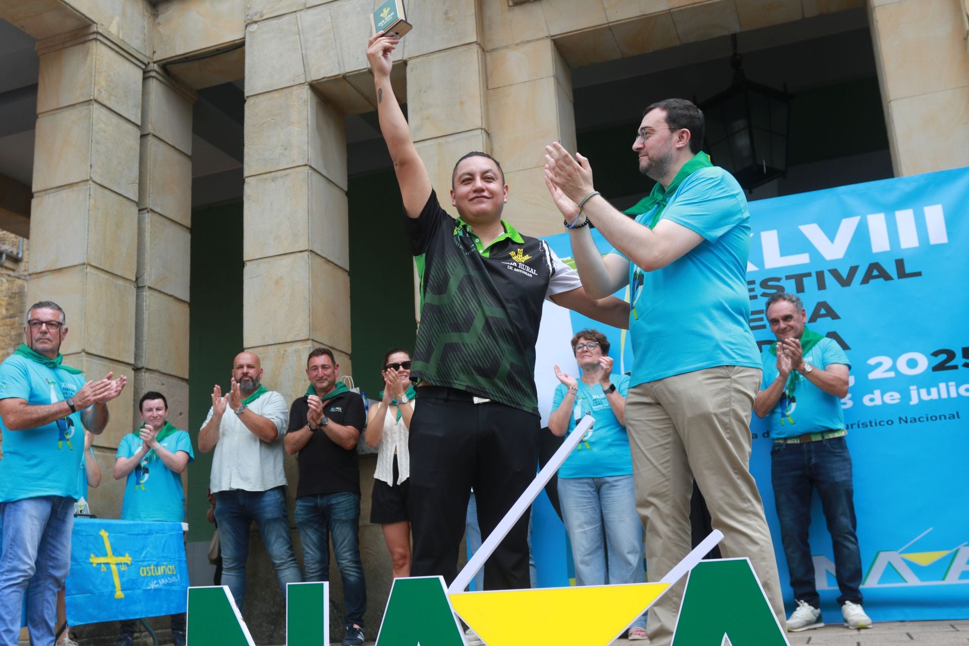 Nava se rinde a la sidra asturiana bien escanciada