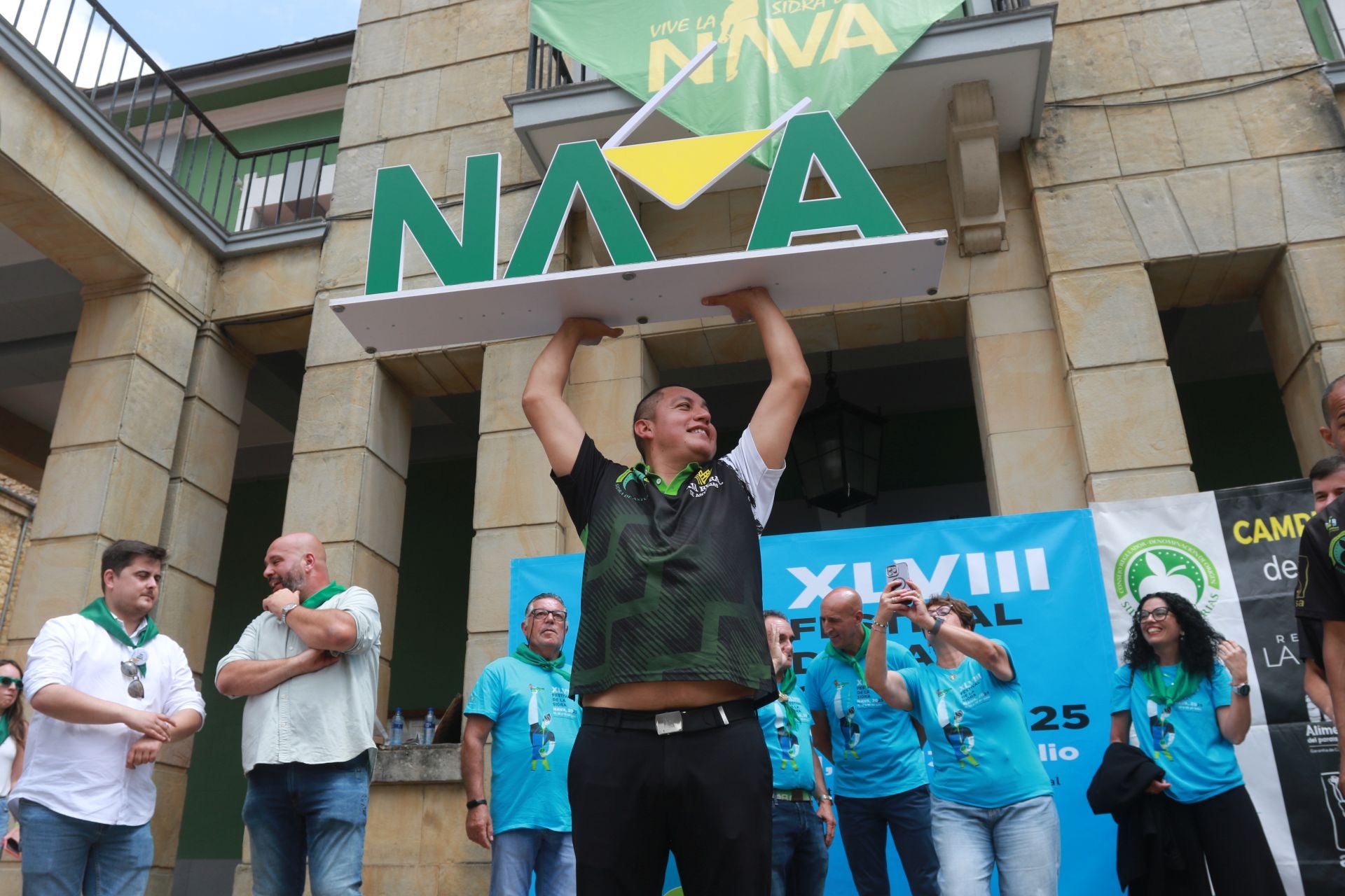 Nava se rinde a la sidra asturiana bien escanciada