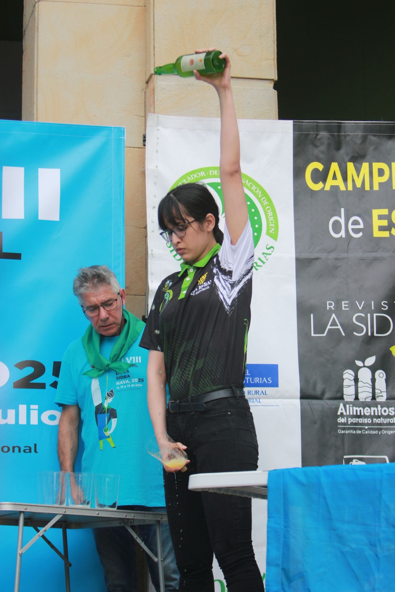 Nava se rinde a la sidra asturiana bien escanciada