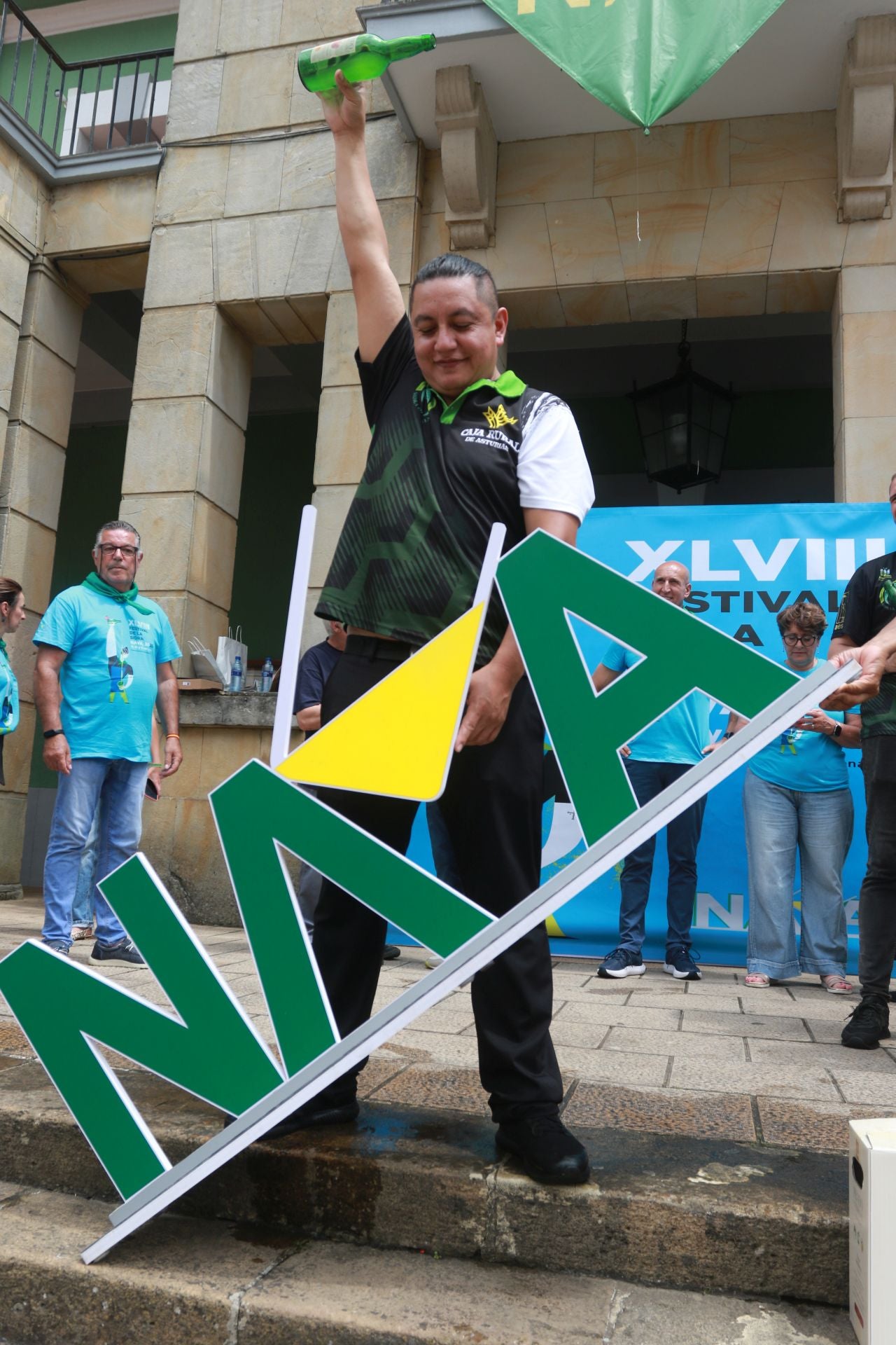 Nava se rinde a la sidra asturiana bien escanciada