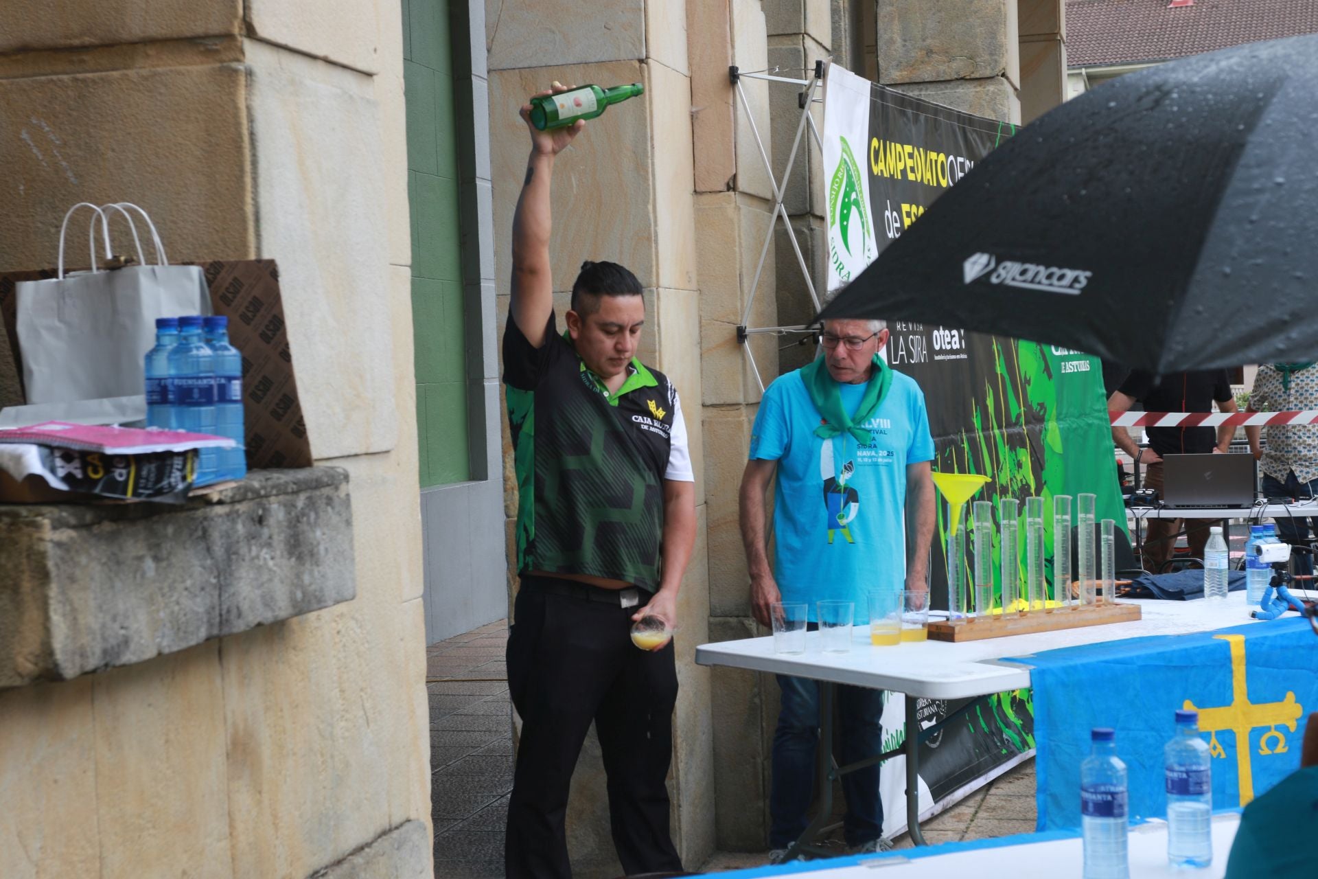 Nava se rinde a la sidra asturiana bien escanciada