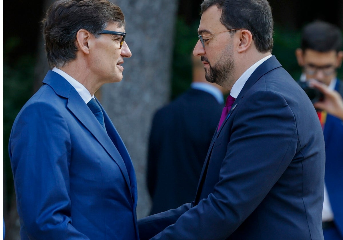 Adrián Barbón saluda el presidente de la Generalitat, Salvador Illa, en la Conferencia de Presidentes celebrada el pasado mes de junio en Barcelona.