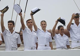Leonor con sus compañeros, a su llegada a Ferro.