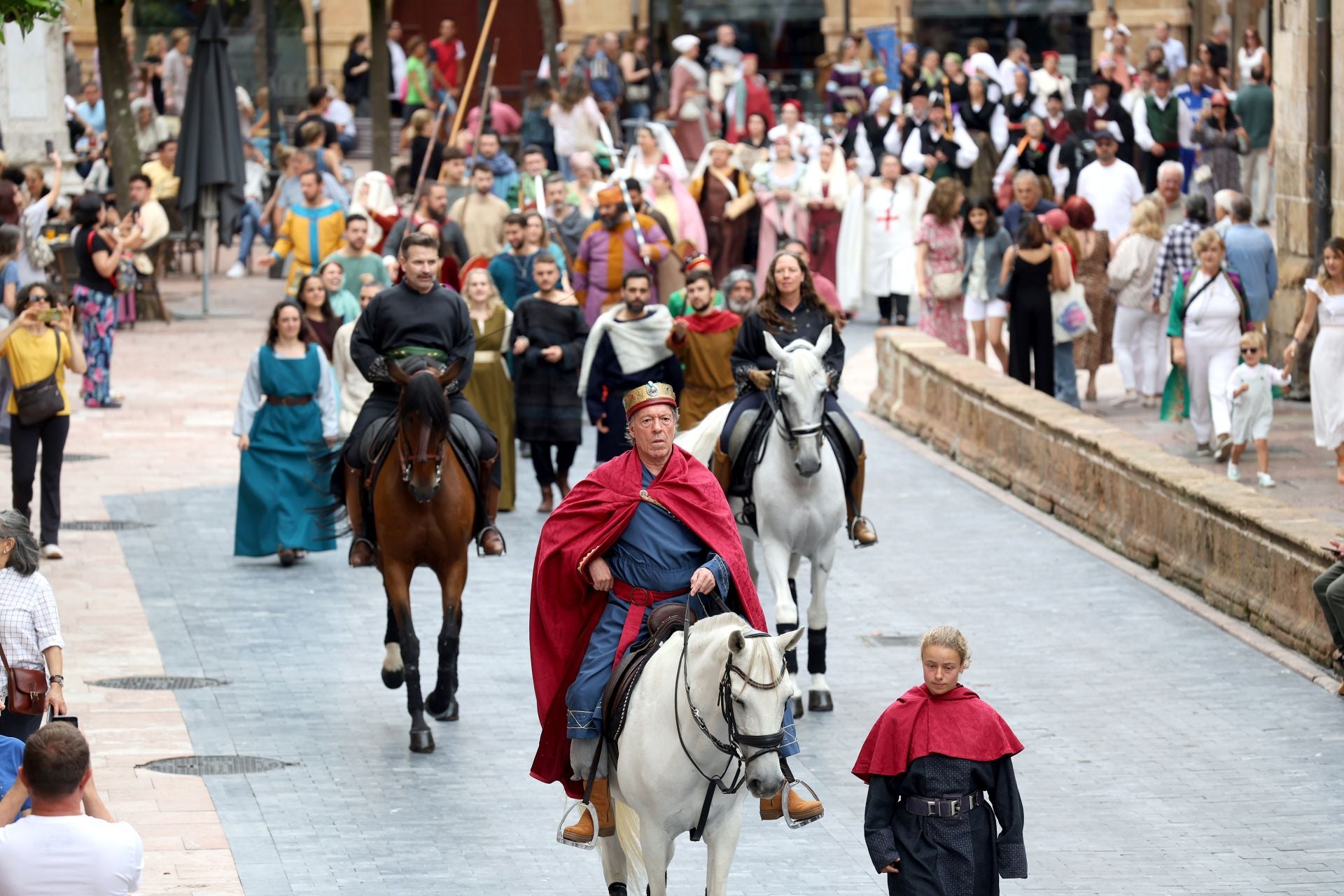 Fotos: La despedida de Alfonso II de Oviedo en su partida hacia Santiago