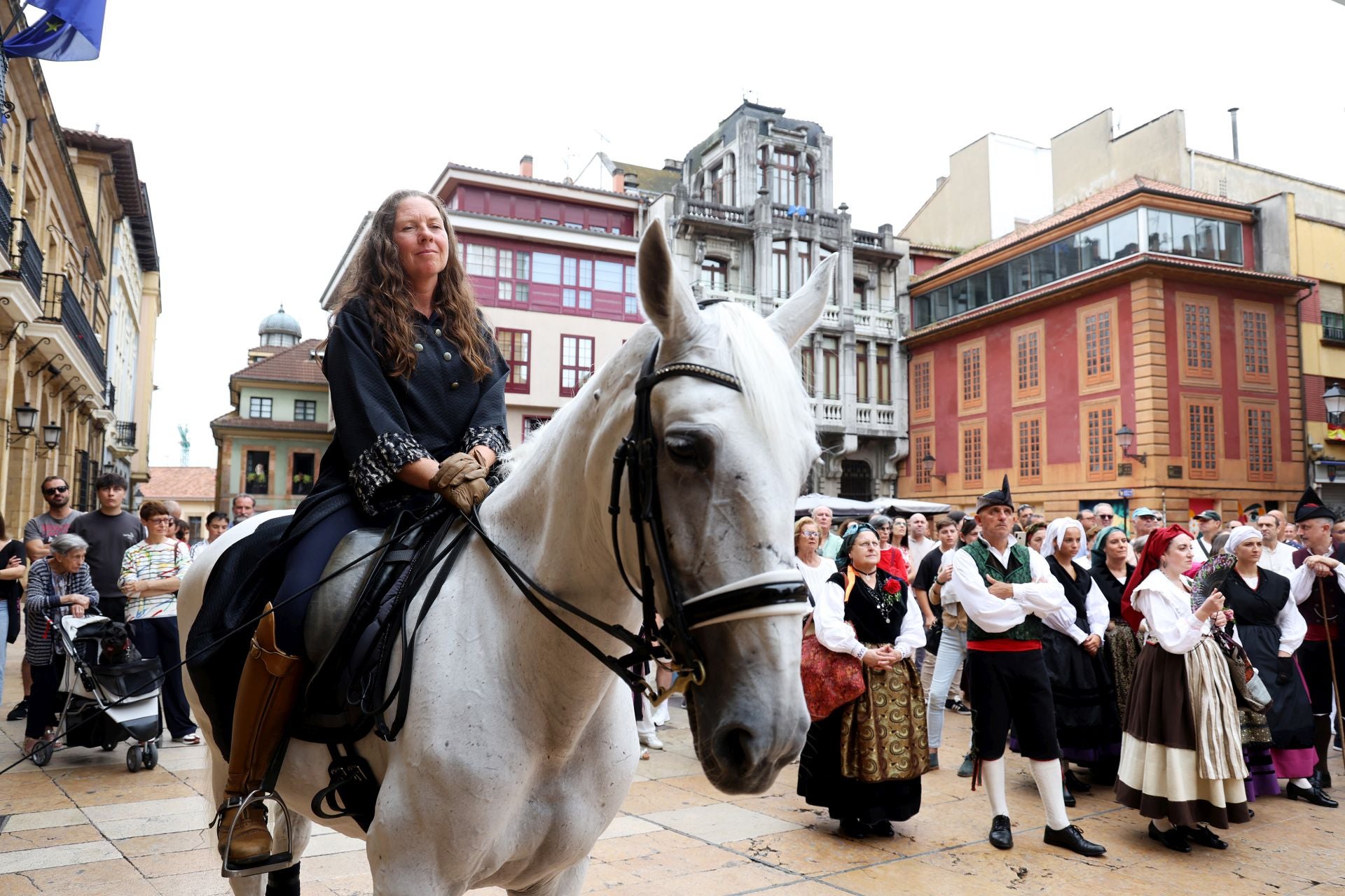 Fotos: La despedida de Alfonso II de Oviedo en su partida hacia Santiago