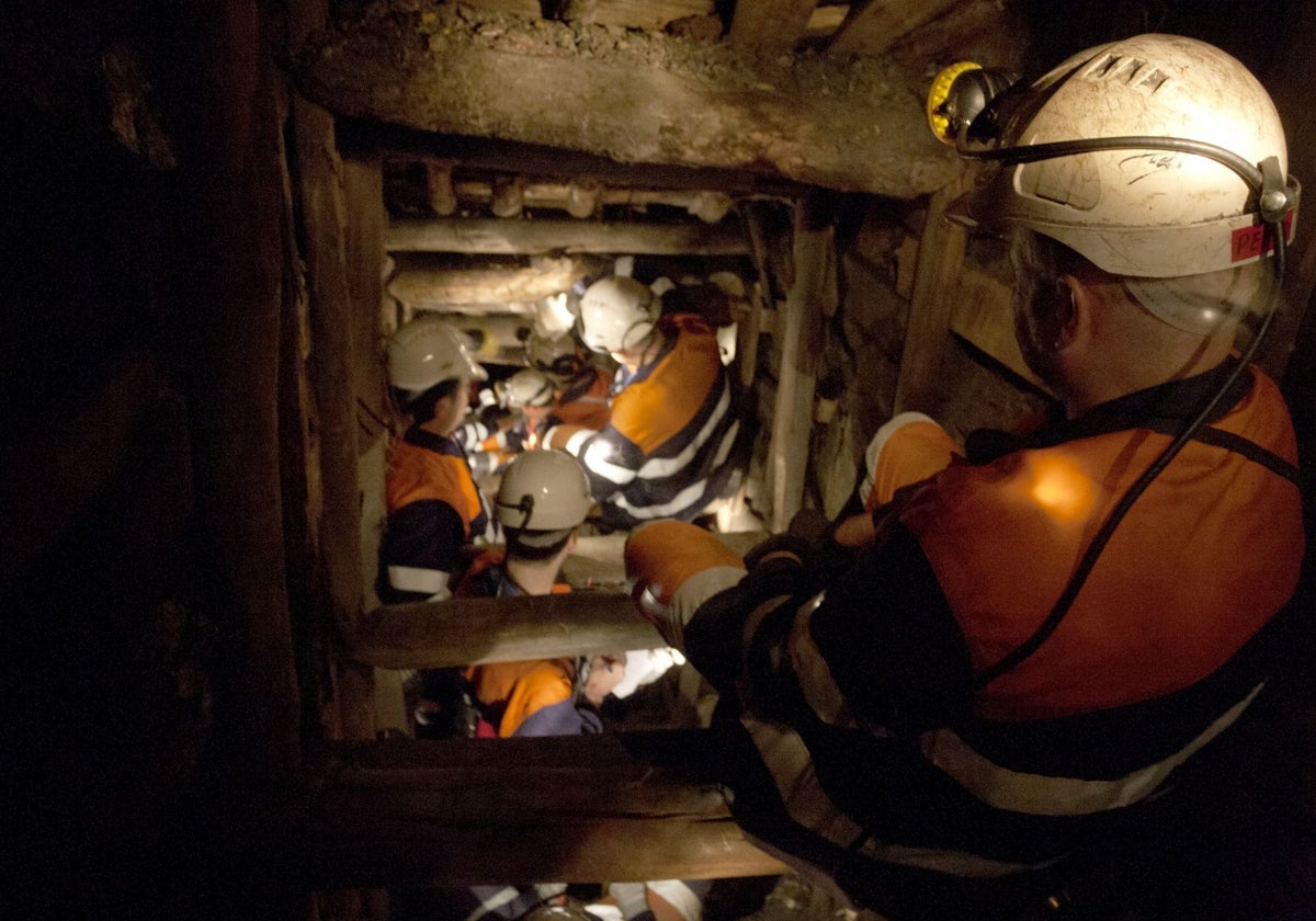 Visita en el interior del pozo Sotón.
