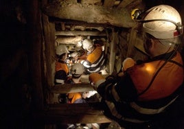 Visita en el interior del pozo Sotón.