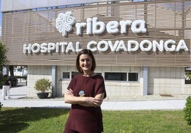 Vanesa Álvarez Iglesias, directora gerente del Hospital Ribera Covadonga, en la entrada principal del centro.