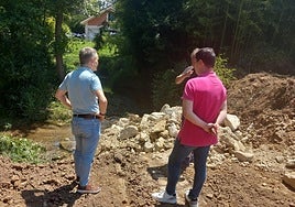 Iván Fernández y Jorge Suárez junto al río Alvares.