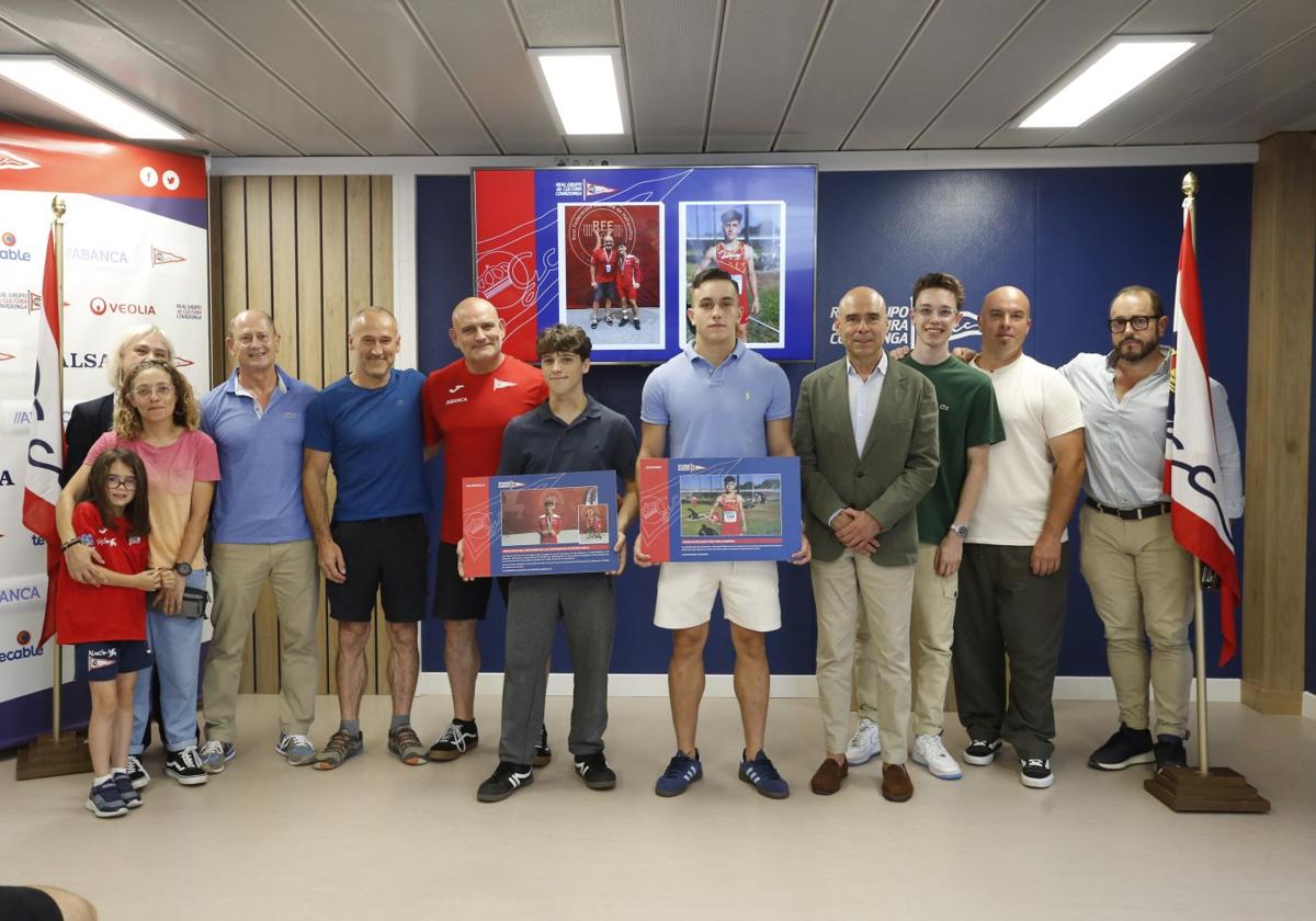 Joaquín Miranda, junto a José Ramón del Camino, Pablo Jeremías, entrenadores y familiares.
