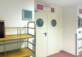 Acceso a la zona de archivos del Hospital de Cabueñes, donde se habilitará el espacio para albergar los nuevos equipos de radiodiagnóstico.