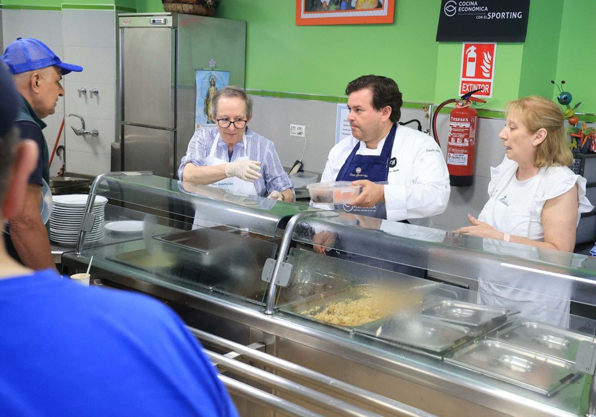 Imagen principal - A la izquierda, Sor Asunción, el chef Marcos Morán y una voluntaria de reparto.