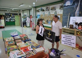 La directora del colegio Asturias, Loli Fernández, muestra al director del colegio Los Campos, Antoni Medina, las instalaciones del centro en el que convivirá el alumnado el próximo curso.