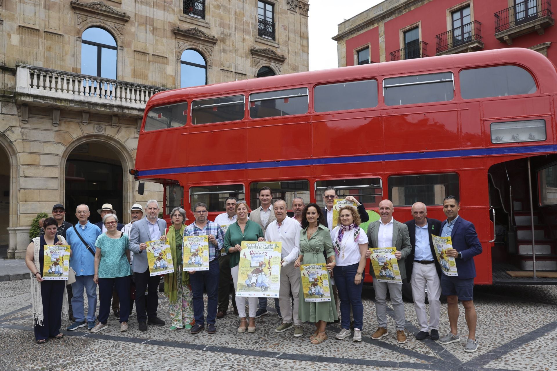 Presentación de la iniciativa 'Camioneros contra el cáncer', este lunes, frente al Ayuntamiento de Gijón.