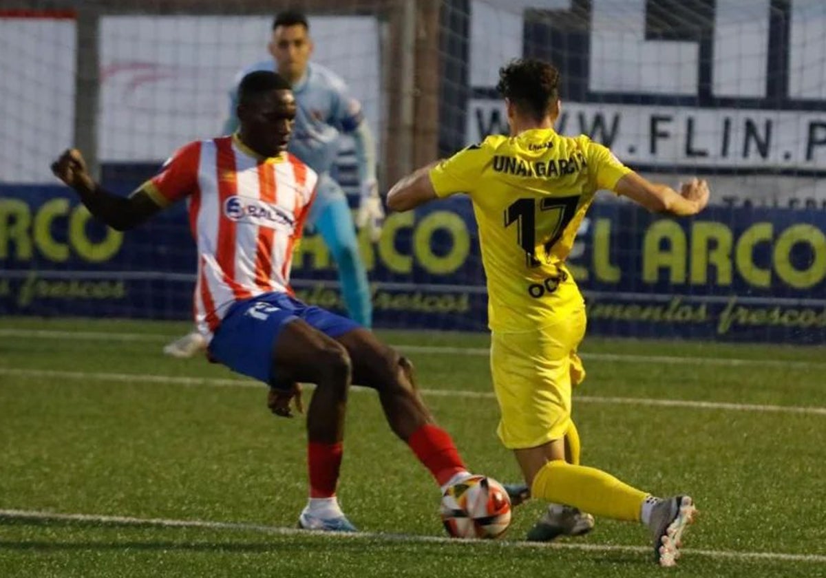 Eze, a la izquierda, trata de frenar a Unai, en un partido entre L'Entregu y el Logroñés en octubre de 2023.