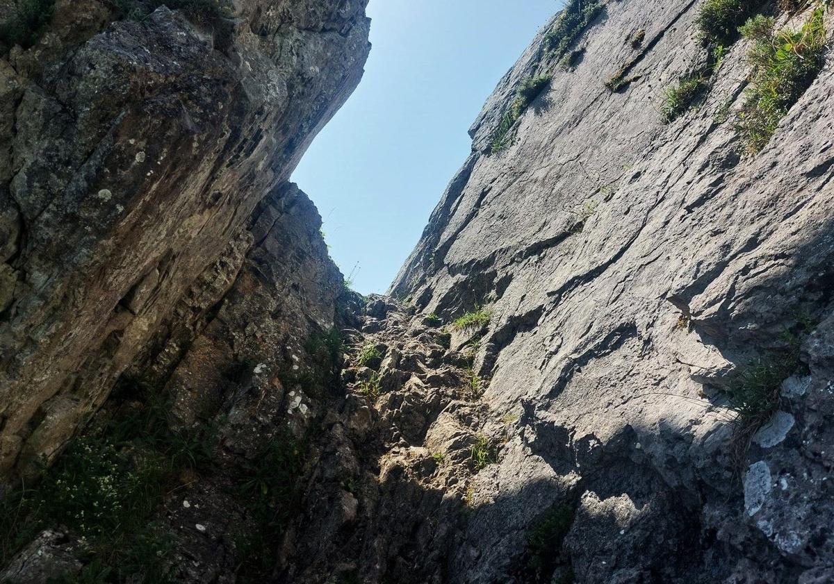 Imagen principal - Paso Cueña Covariega, un paso estrecho entre peñas por el que se accede a la parte alta de la sierra/ Sendero por el bosque de la Matona, recoveco de hayas/ cumbre del pico Santiago con vistas a la laguna Llazarandin.