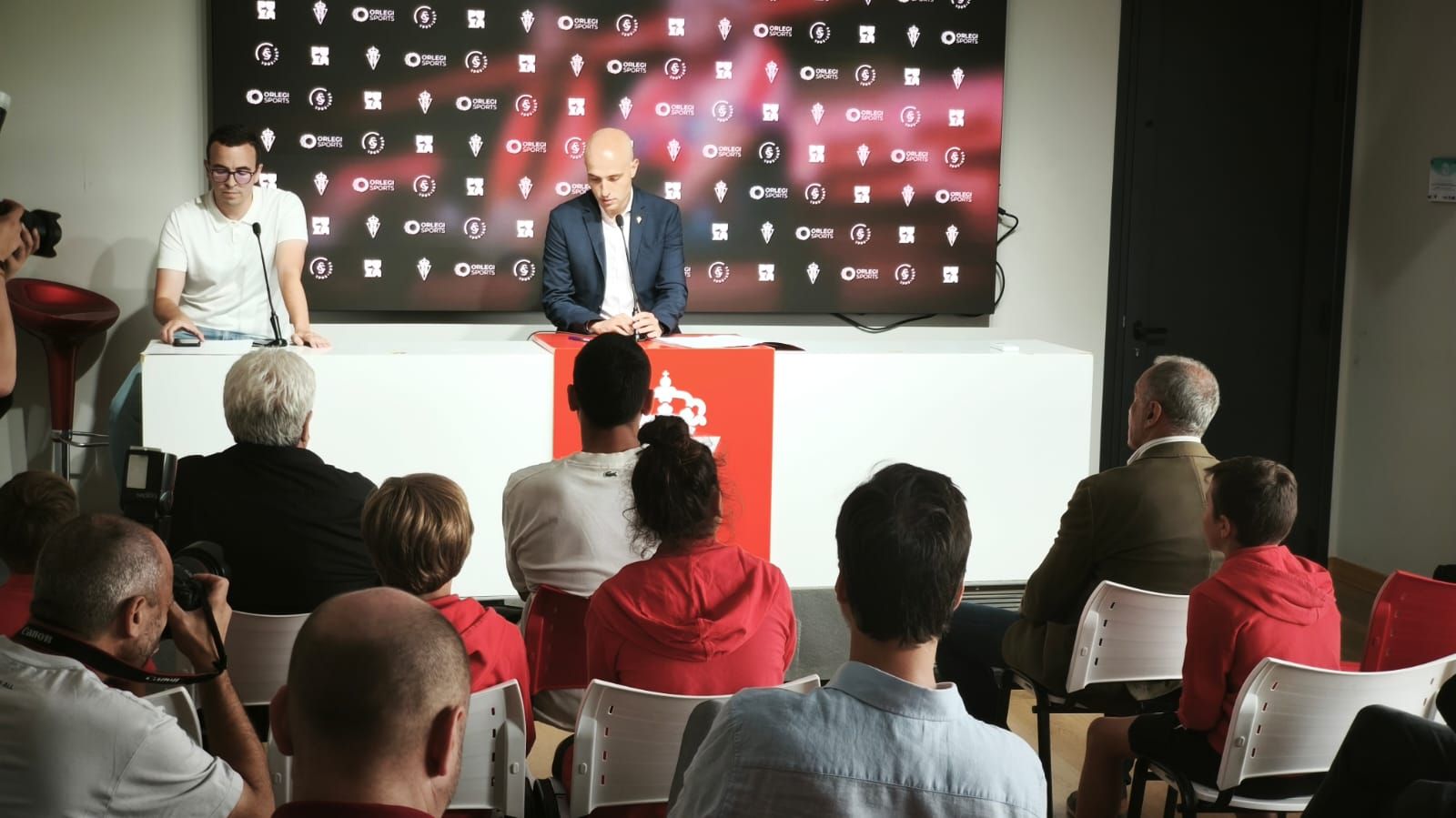 Carlos Llamas y David Guerra, en la presentación de la campaña de abonados del Sporting de Gijón.