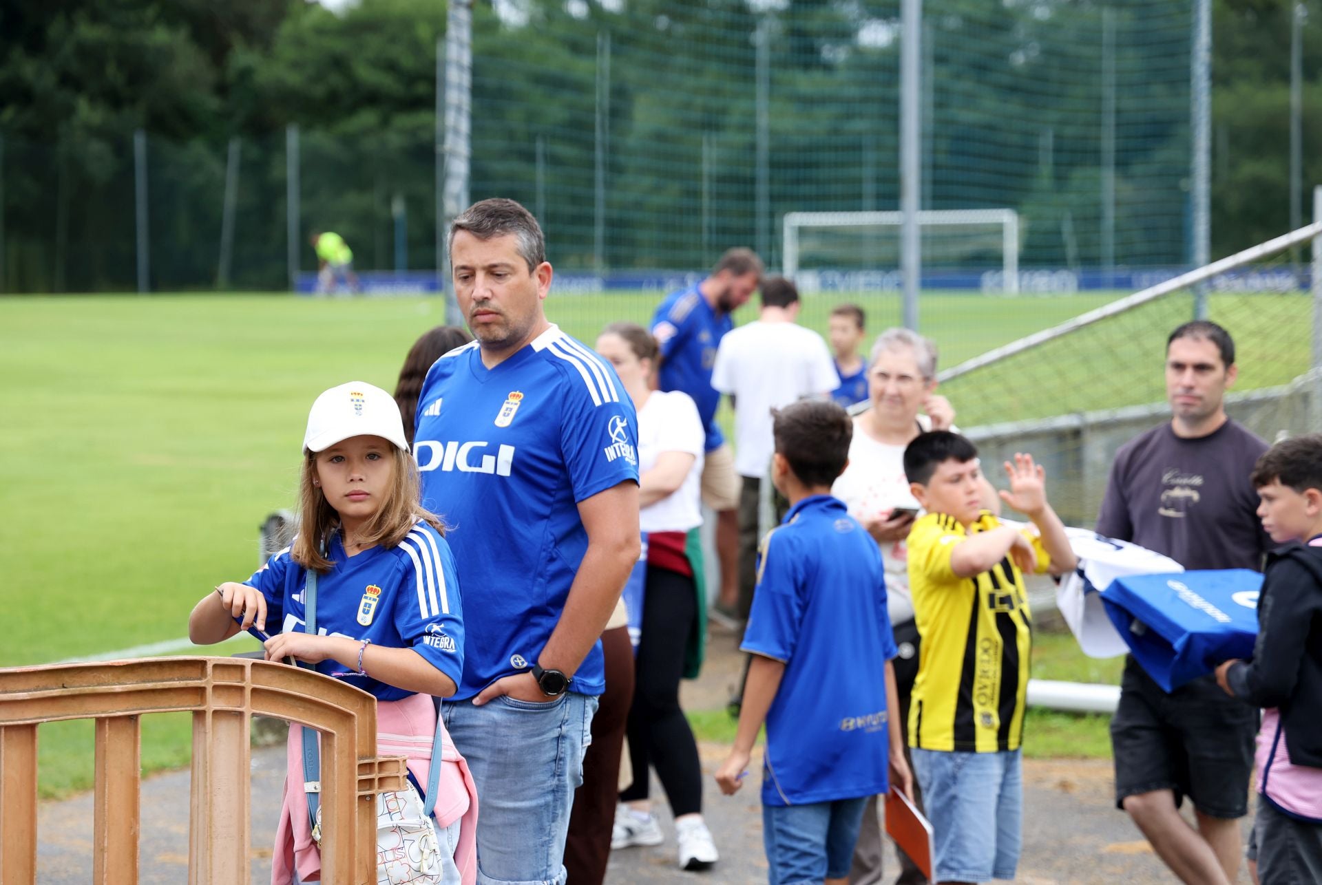 El Real Oviedo, arropado por su gente en el primer entenamiento de la temporada
