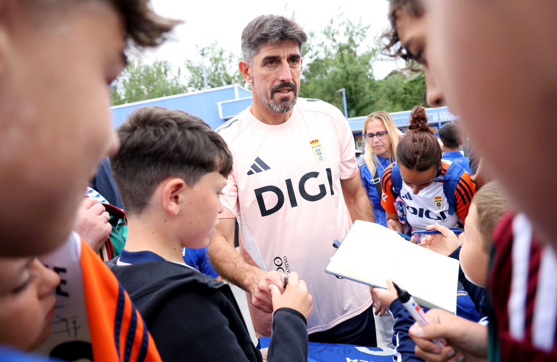 El Real Oviedo, arropado por su gente en el primer entenamiento de la temporada