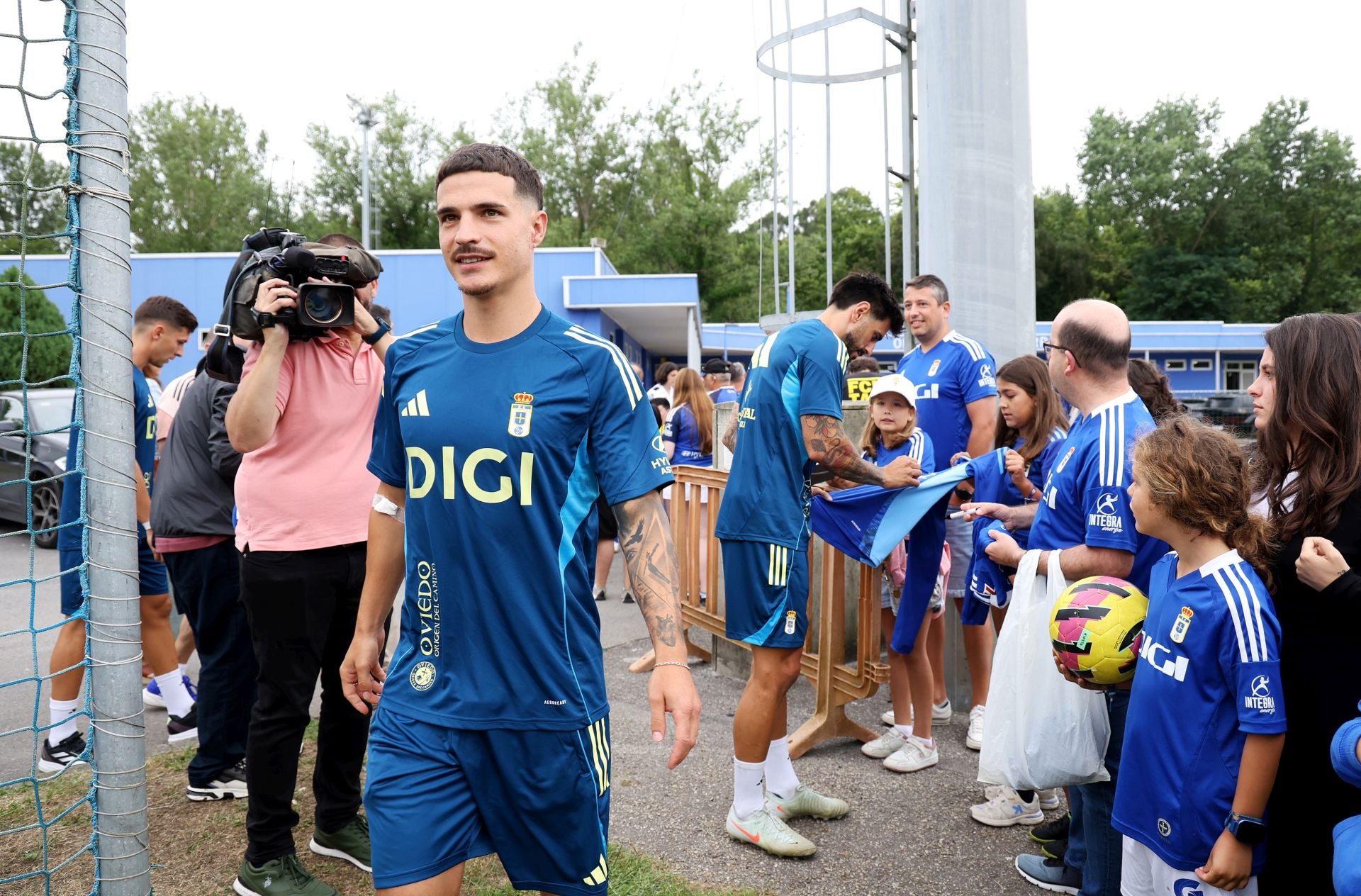 El Real Oviedo, arropado por su gente en el primer entenamiento de la temporada
