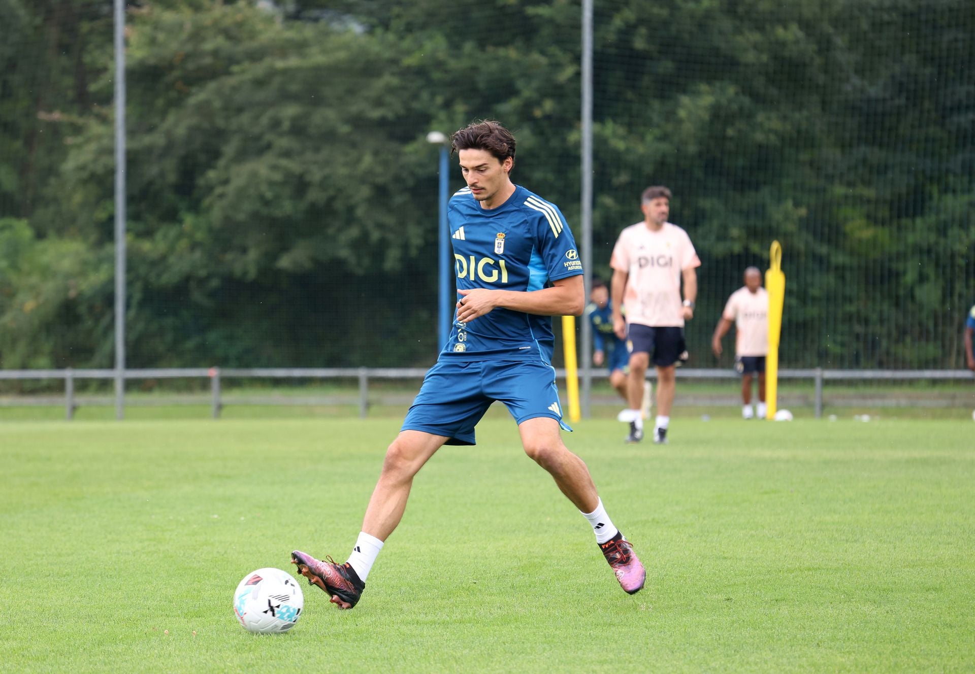El Real Oviedo, arropado por su gente en el primer entenamiento de la temporada
