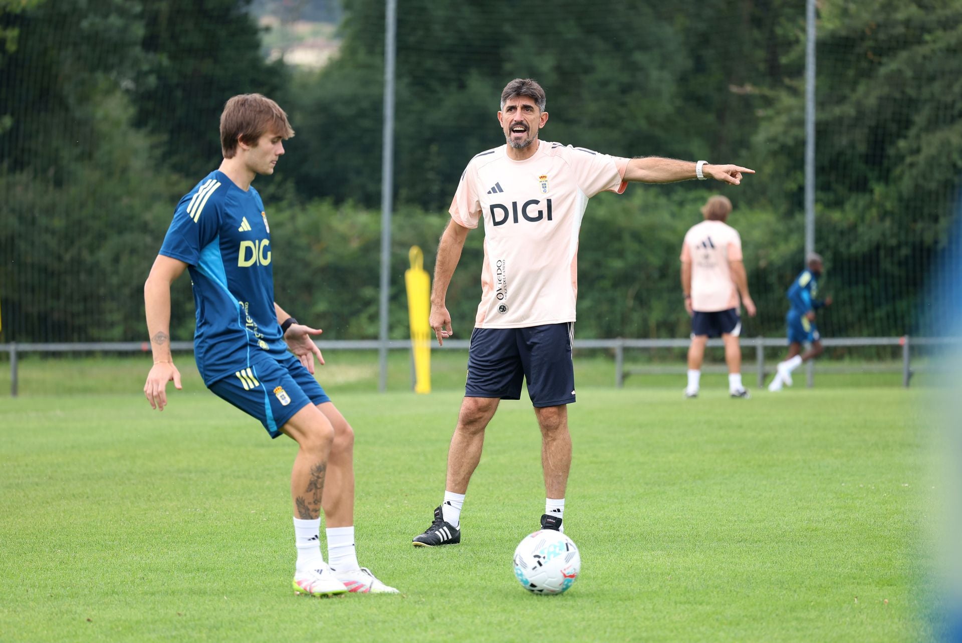 El Real Oviedo, arropado por su gente en el primer entenamiento de la temporada
