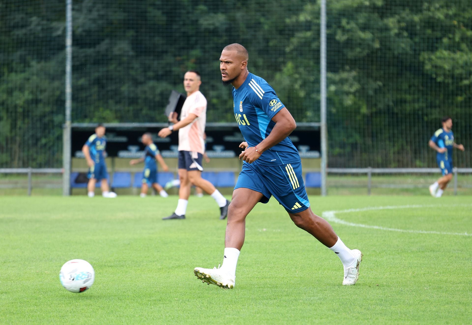 El Real Oviedo, arropado por su gente en el primer entenamiento de la temporada