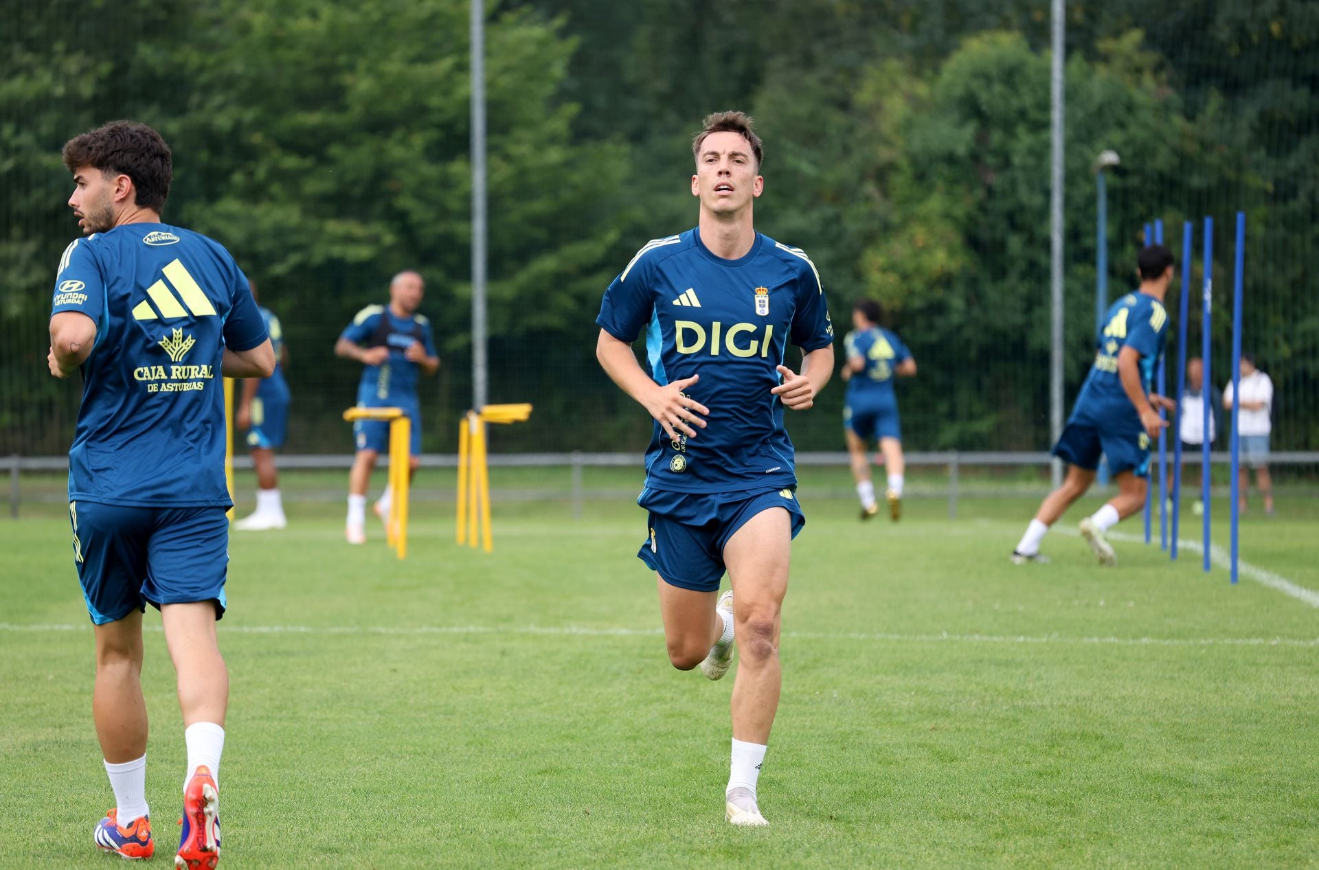 El Real Oviedo, arropado por su gente en el primer entenamiento de la temporada