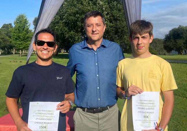 Alberto Sánchez, ganador hándicap; Ramón Ángel González, director de zona Asturias y Cantabria de ABANCA, y Miguel García, primer clasificado scratch.