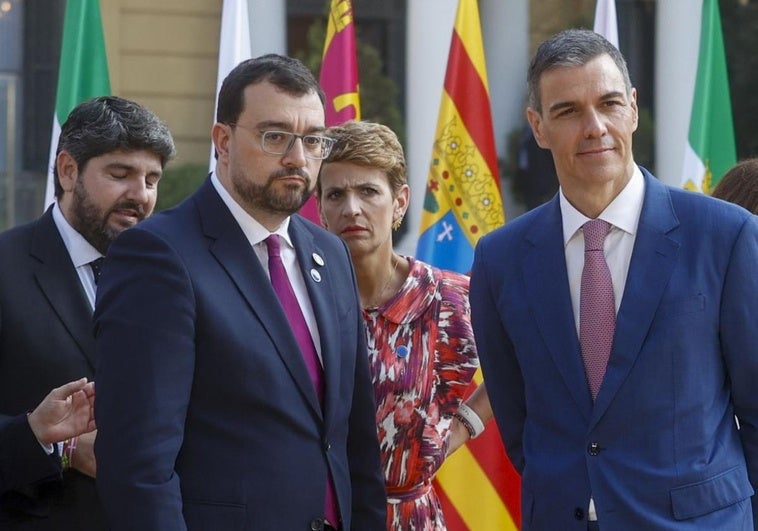 El presidente del presidente del Principado de Asturias, Adrián Barbón, y el presidente del Gobierno, Pedro Sánchez.