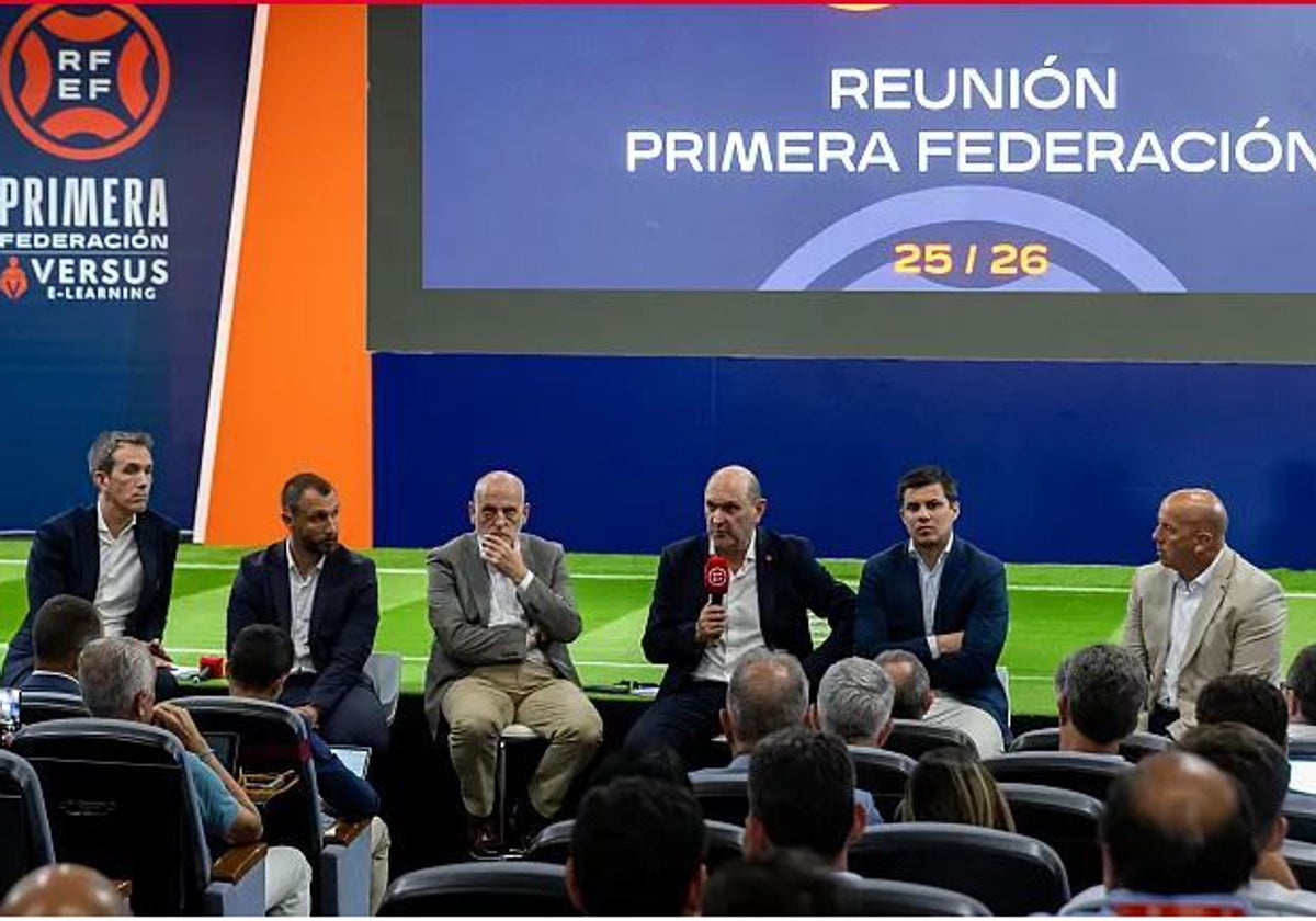 Javier Tebas y Rafael Louzán, en la reunión de este lunes con los clubes de Primera RFEF.