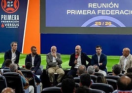 Javier Tebas y Rafael Louzán, en la reunión de este lunes con los clubes de Primera RFEF.