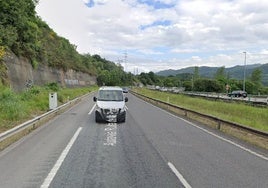 Furgoneta circulando junto al radar que más multa de Asturias, ubicado en la A-66 en la subida de El Caleyo.