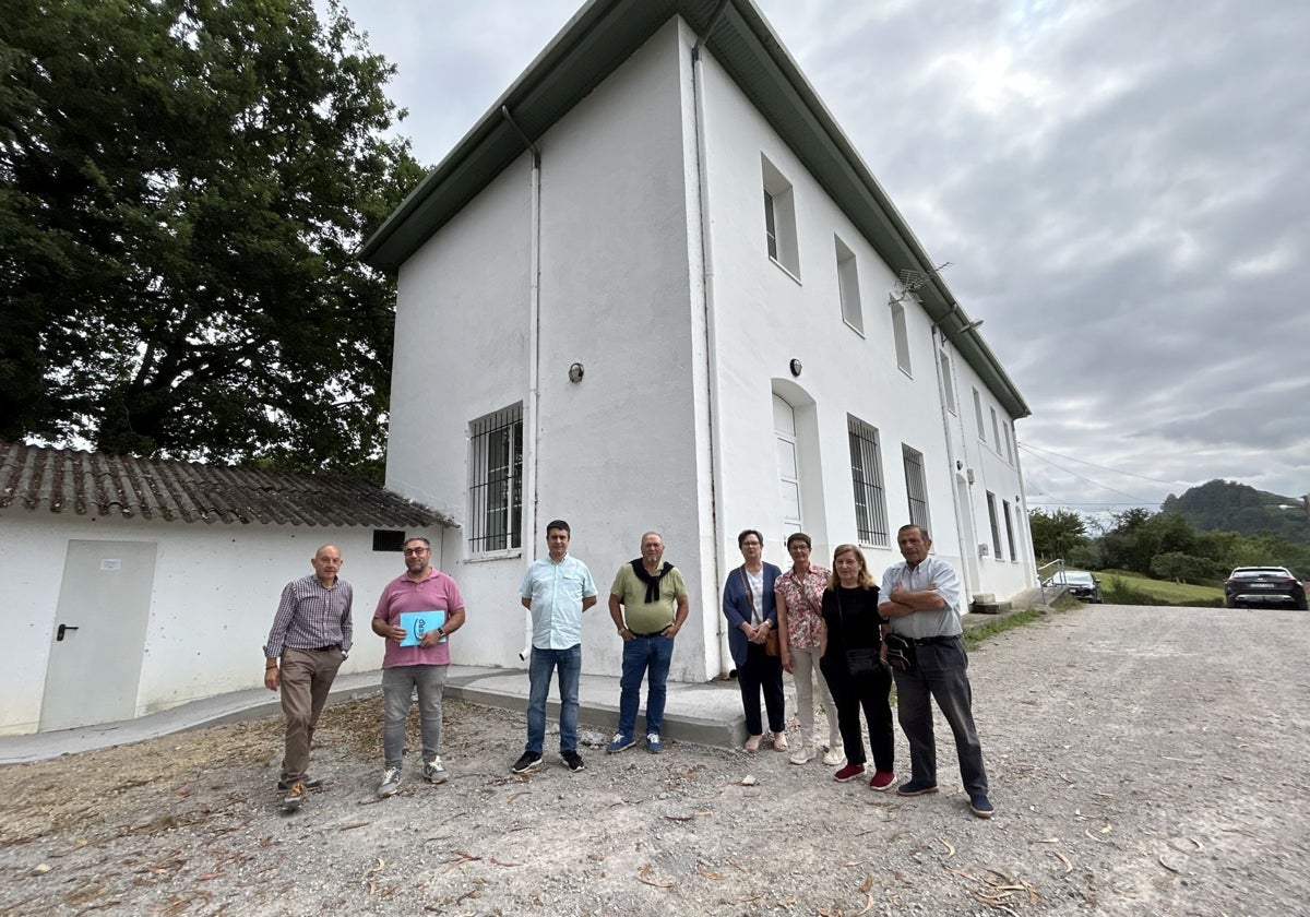 Pergentino Martínez y Javier Rodríguez, con vecinos de Sanmartino.