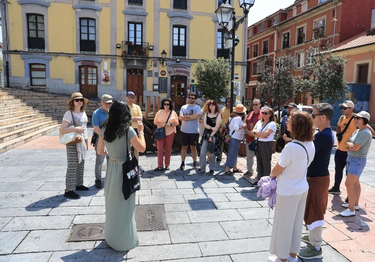 Un grupo de turistas escucha la explicación de la guía en la plaza del Periodista Arturo Arias .