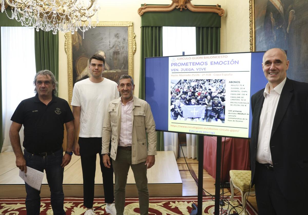 Carlos Rodellar, Javi Menéndez, Jorge Pañeda y Nacho Galán ayer, en el Ayuntamiento de Gijón.