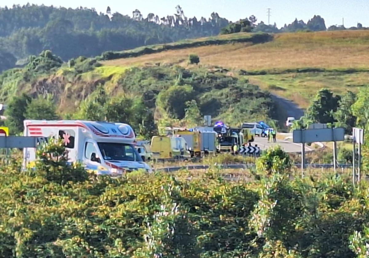 El despliegue para sacar al conductor del vehículo que había caído por un terraplén.