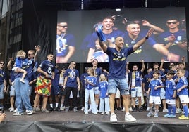 Santi Cazorla jalea a la afición durante las celebraciones del ascenso del Real Oviedo a Primera.