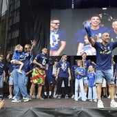 Santi Cazorla jalea a la afición durante las celebraciones del ascenso del Real Oviedo a Primera.