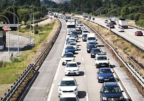 Retenciones a la altura de las gasolineras de Robledo.