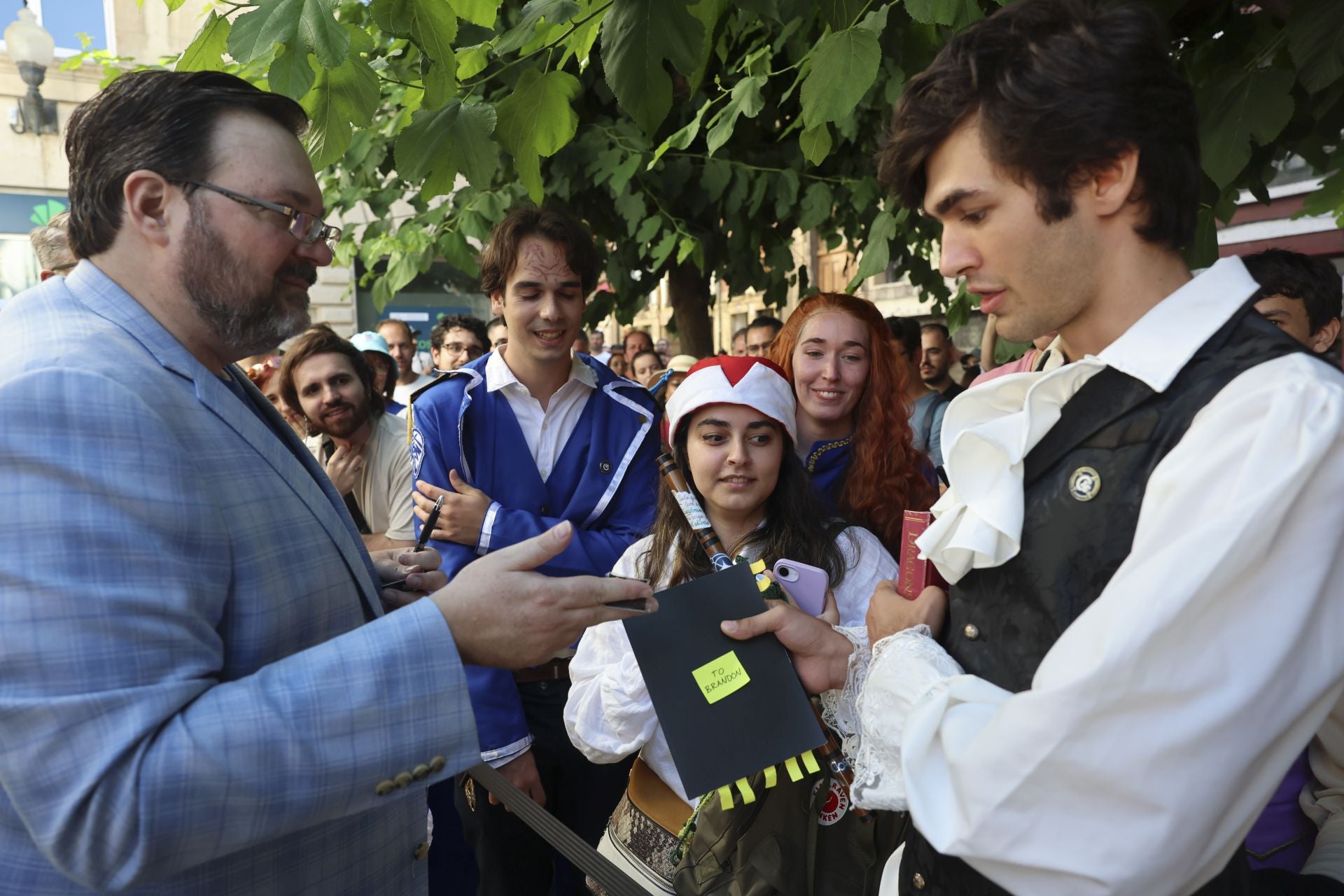 El Festival Celsius de Avilés echa a andar: largas colas por Brandon Sanderson
