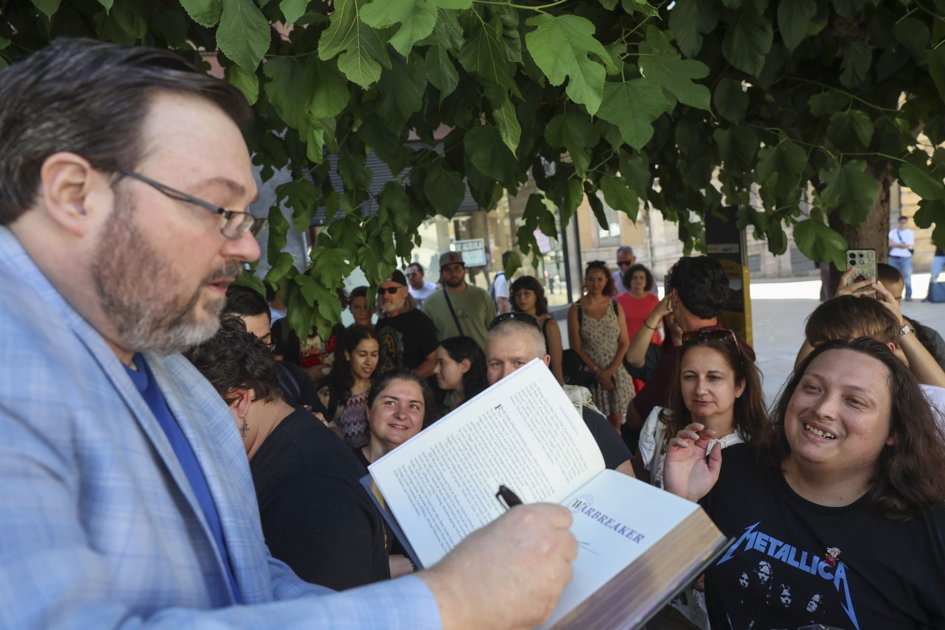 El Festival Celsius de Avilés echa a andar: largas colas por Brandon Sanderson
