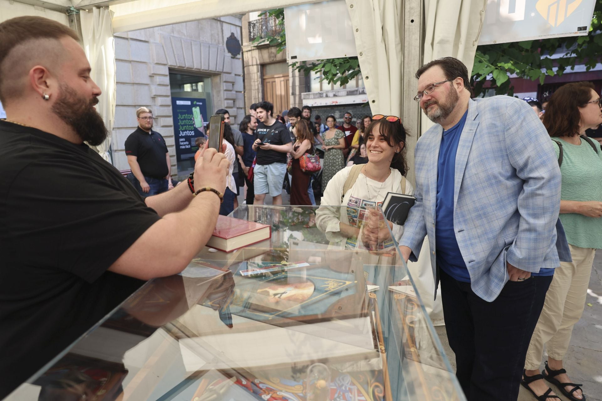 El Festival Celsius de Avilés echa a andar: largas colas por Brandon Sanderson