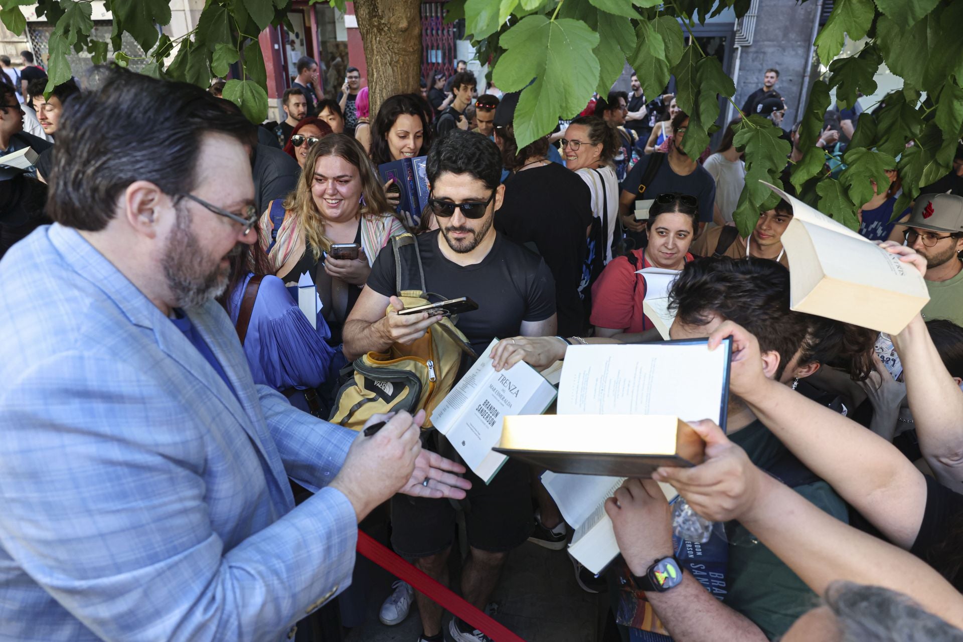 El Festival Celsius de Avilés echa a andar: largas colas por Brandon Sanderson