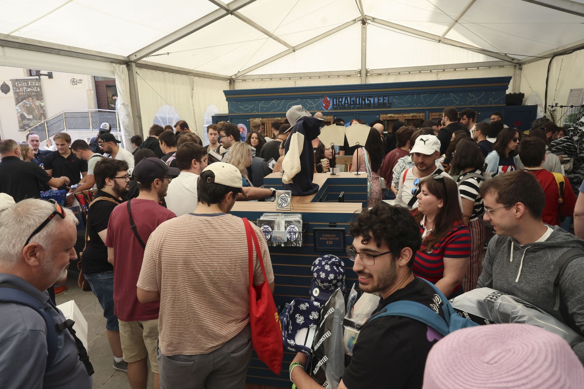 El Festival Celsius de Avilés echa a andar: largas colas por Brandon Sanderson