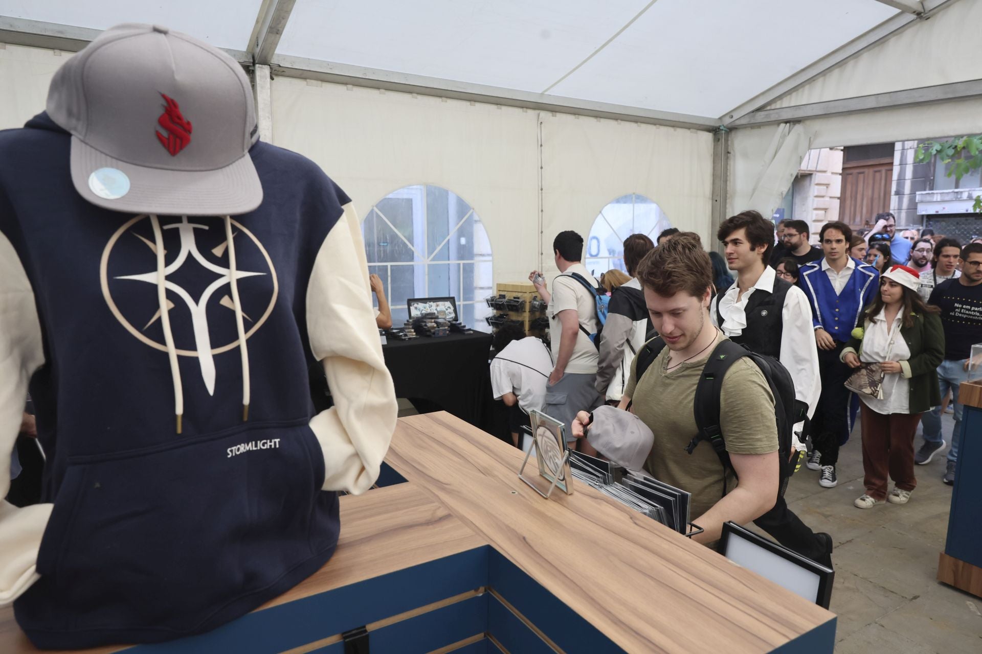 El Festival Celsius de Avilés echa a andar: largas colas por Brandon Sanderson