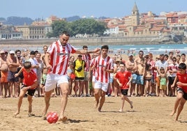 Lucas Perrin y Nacho Martín, con los niños de la Escuela de Fútbol de Mareo, durante el partido en la playa de San Lorenzo.