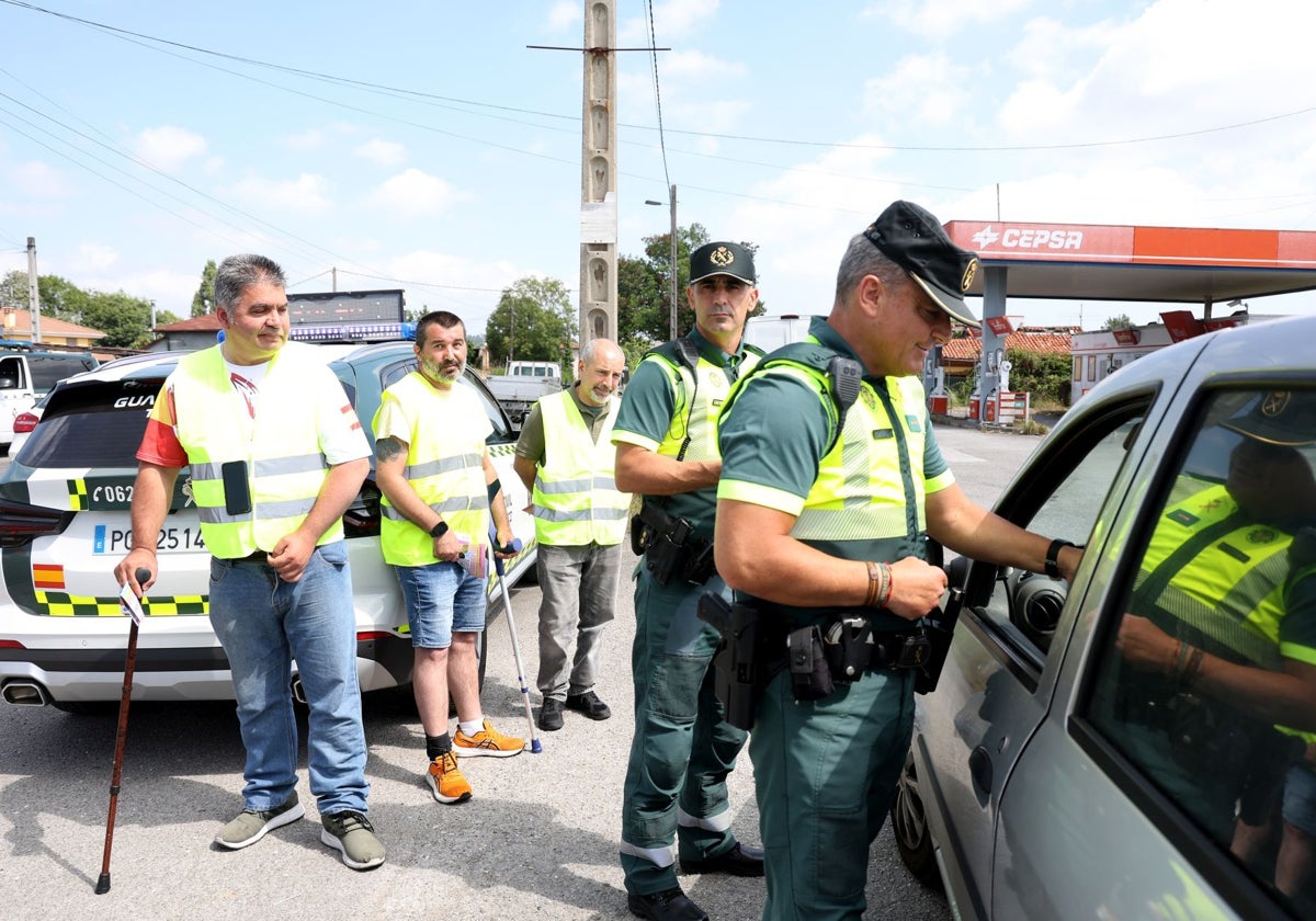Inicio de la campaña de verano de control de alcohol y drogas de la DGT en colaboración con la Asociación de Lesionados Medulares y Grandes Discapacitados Físicos de Asturias, en la carretera Lugones-Porceyo, Pruvia.