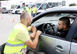 El presidente de Aspaym Asturias, Eduardo Llano, cuenta la historia de su accidente al conductor Nathan Toyos.