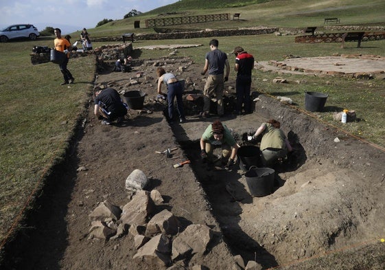 Algunos de los participantes en la segunda jornada de excavaciones en la zona de La Llanada de la Campa Torres.